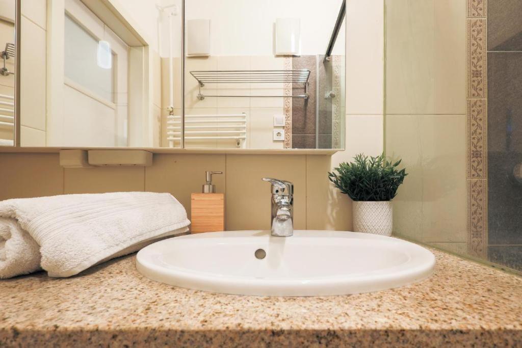 Downtown Vintage Home By Bella บูดาเปสต์ ภายนอก รูปภาพ